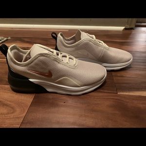 Nike Air Max Motion 2 Women’s size 6